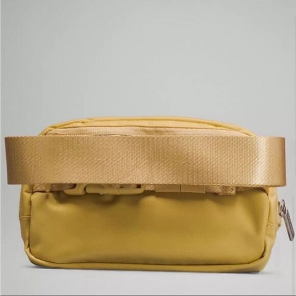 Lululemon Everywhere Belt Bag‎ In Golden Sand NWT - Picture 4 of 9